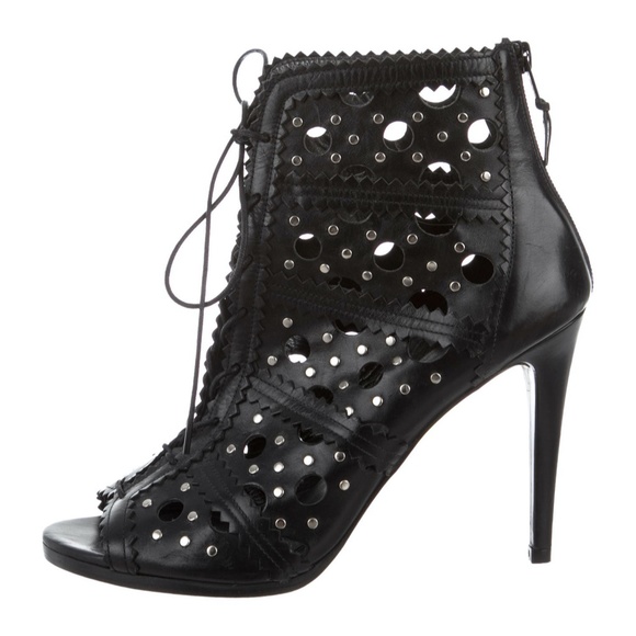 Stuart Weitzman CAGEY Scalloped Calfskin Bootie 9 - Picture 2 of 11